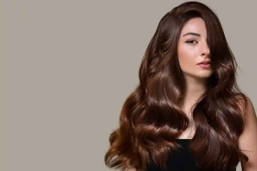 Sıcak Çikolata Saç Rengi ve Işıltı: Doğal Güzelliğin Sıcak Dokunuşu