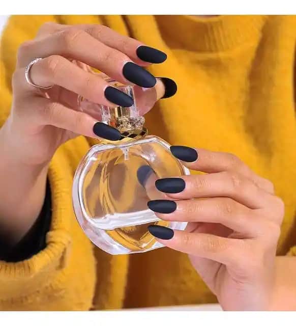 Siyah Takma Tırnaklar: Moda ve Güzellik Dünyasında Modern Tarzın Anahtarı