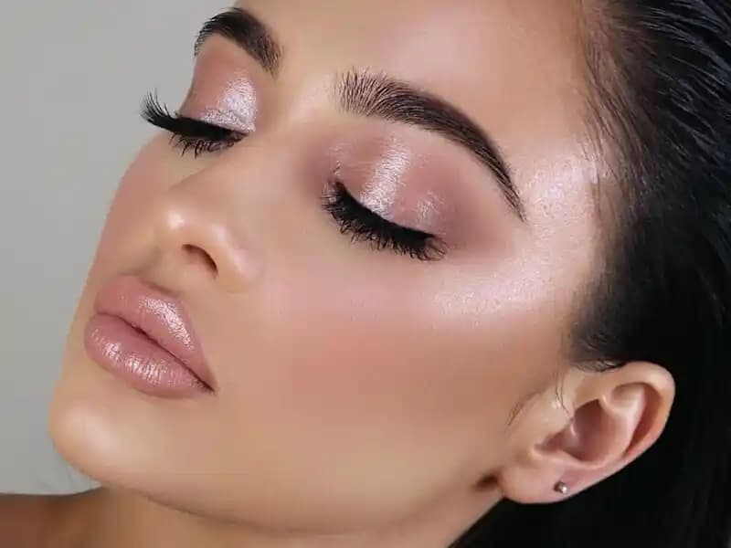 Soft Makyaj Yapımı: Doğallık ve Şıklığın Buluştuğu Günlük Stil Rehberi