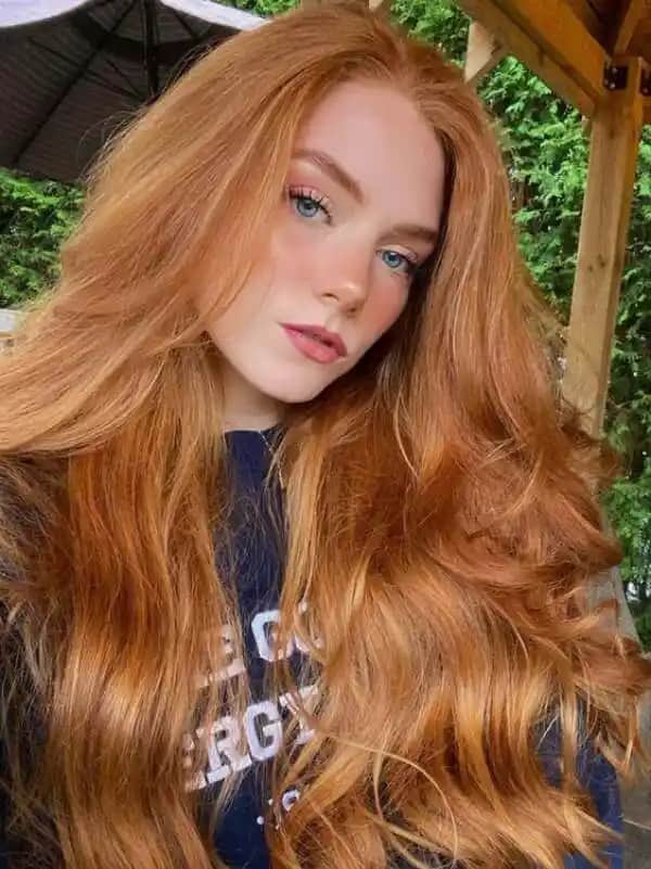 Sonbahar Kızılı Saç Rengi: Doğal Sıcaklık ve Zarafetin Modern Yansıması