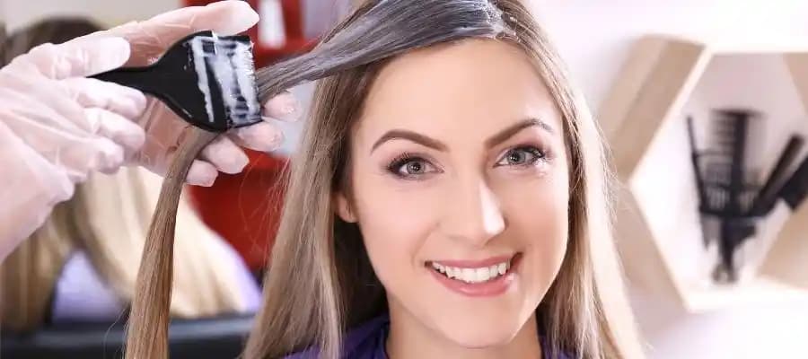 Sprey Saç Boyası Ne Kadar Sürede Çıkar ve En İyi Temizleme Yöntemleri