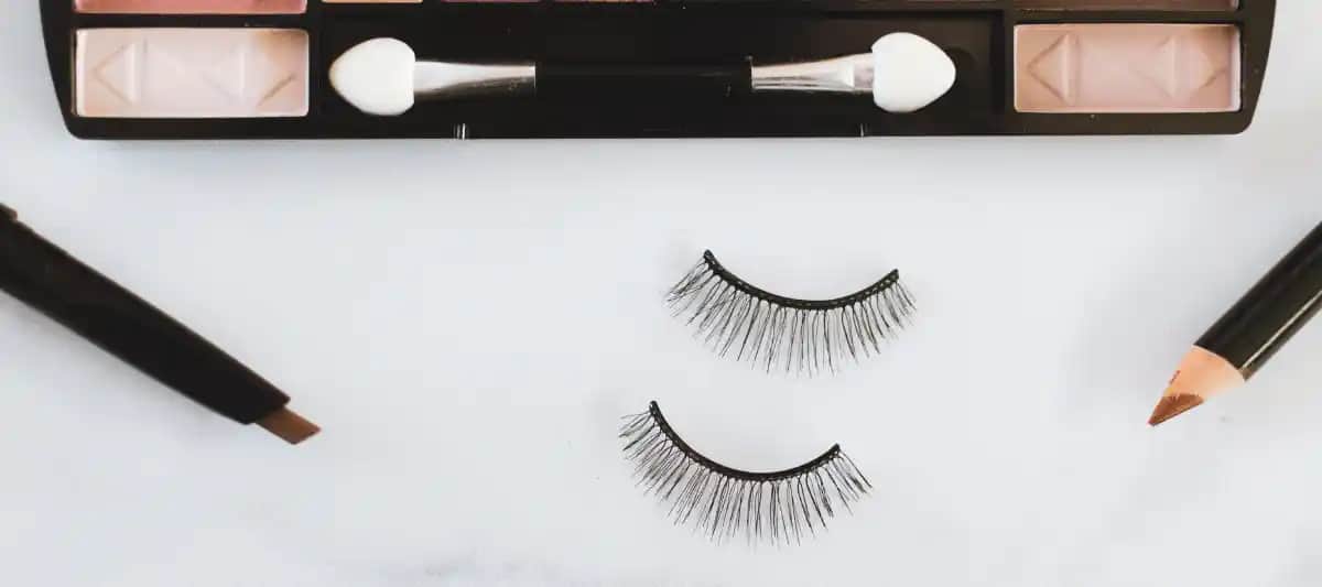 Takma Kirpik Nasıl Güvenli ve Etkili Şekilde Evde Çıkarılır