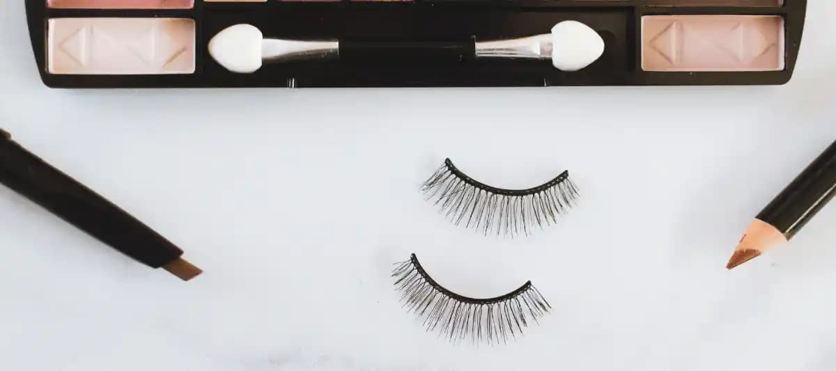 Takma Kirpik Nasıl Güvenli ve Etkili Şekilde Evde Çıkarılır