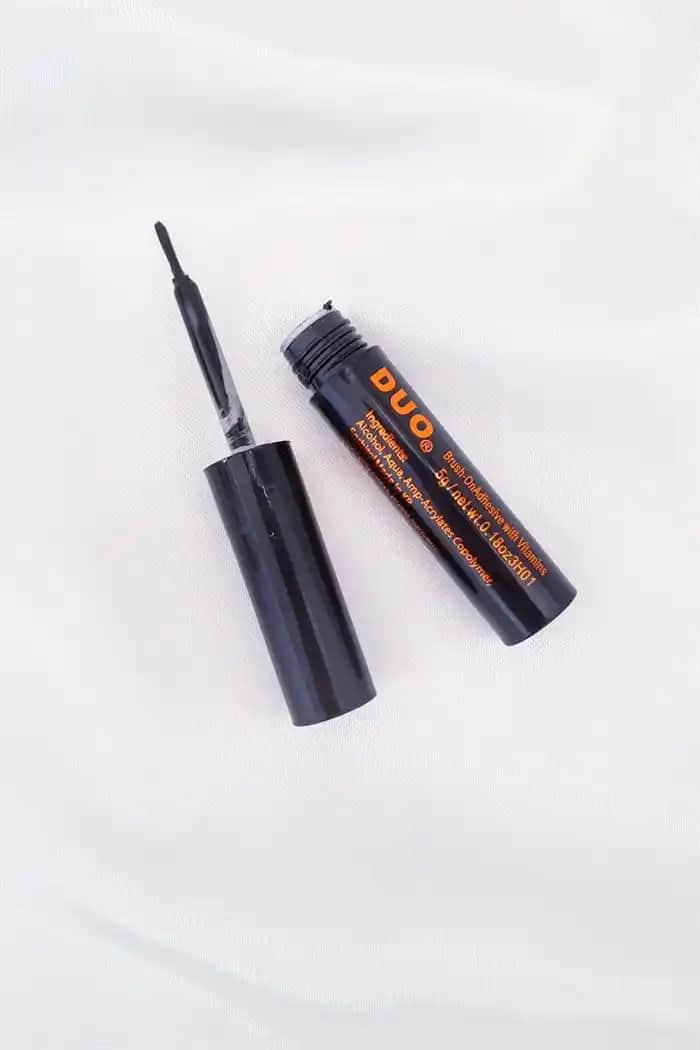 Takma Kirpik Yapıştırıcısı Seçimi ve Kullanımında Dikkat Edilmesi Gerekenler