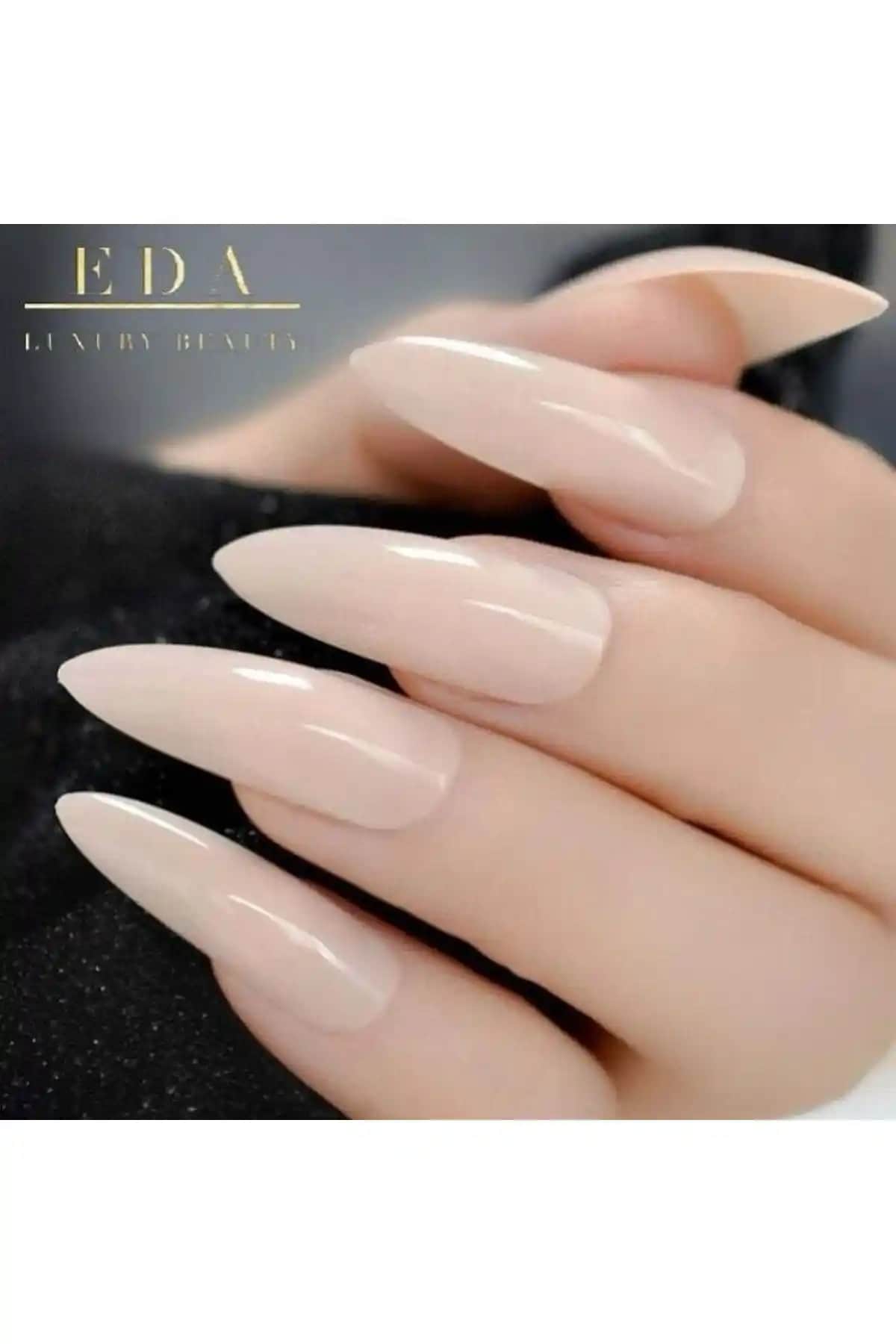 Takma Tırnakta Sadelik: Estetik ve Pratiklik Sunan Minimal Modeller ve Kullanım İpuçları