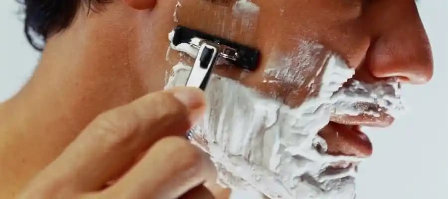 2025'te Tıraş Sonrası Cilt Tahrişini Önlemenin 5 Sırrı ve En İyi Ürünler