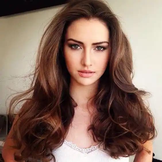 Toffee Saç Rengi Nedir ve Nasıl Uygulanır? Doğal ve Sıcak Görünüm İçin Rehber