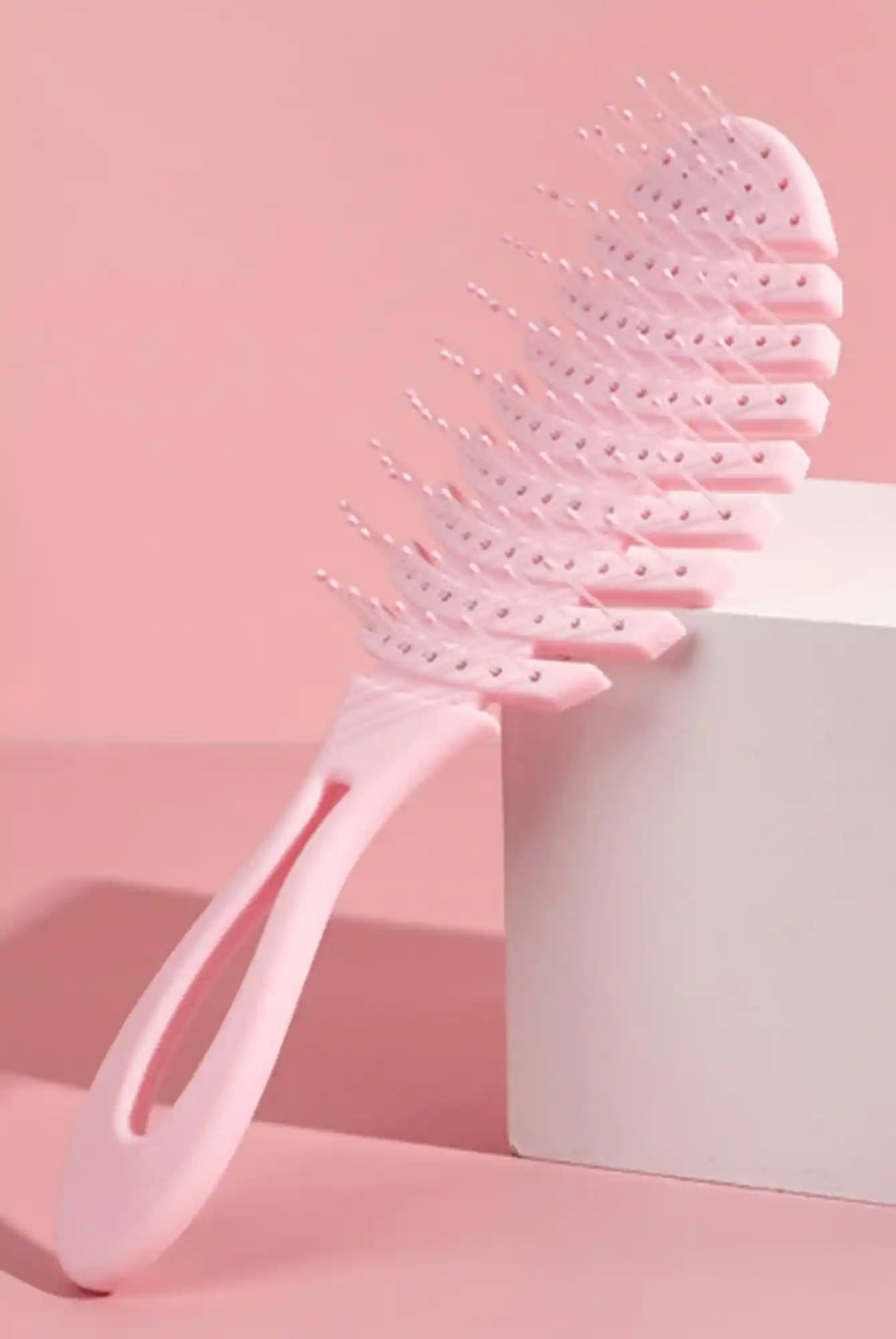 Üç Boyutlu Taraklar: Saç Sağlığını Koruyan Yenilikçi Tasarımlar ve Kullanım Avantajları