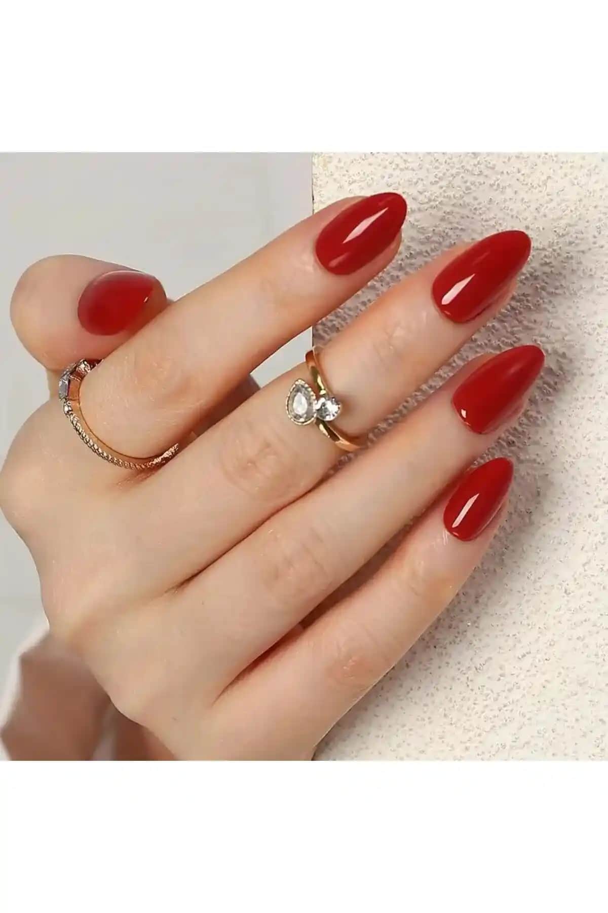 Uzun Takma Tırnaklar: Estetik ve Pratiklik Arasında Mükemmel Denge Sağlayan Trendler