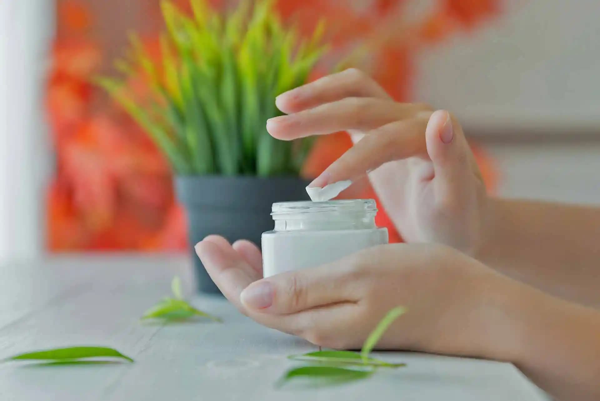 Vazelin ve Cilt Üzerindeki Faydaları: Doğal Bir Bakımın Sırları ve Kullanım İpuçları