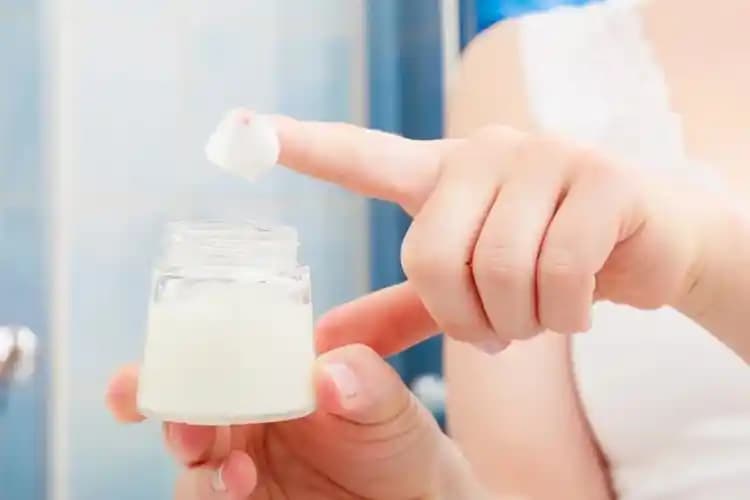 Vazelin ve Sivilce İlişkisi: Doğru Kullanım Yöntemleri ve Cilt Tipine Göre Tavsiyeler