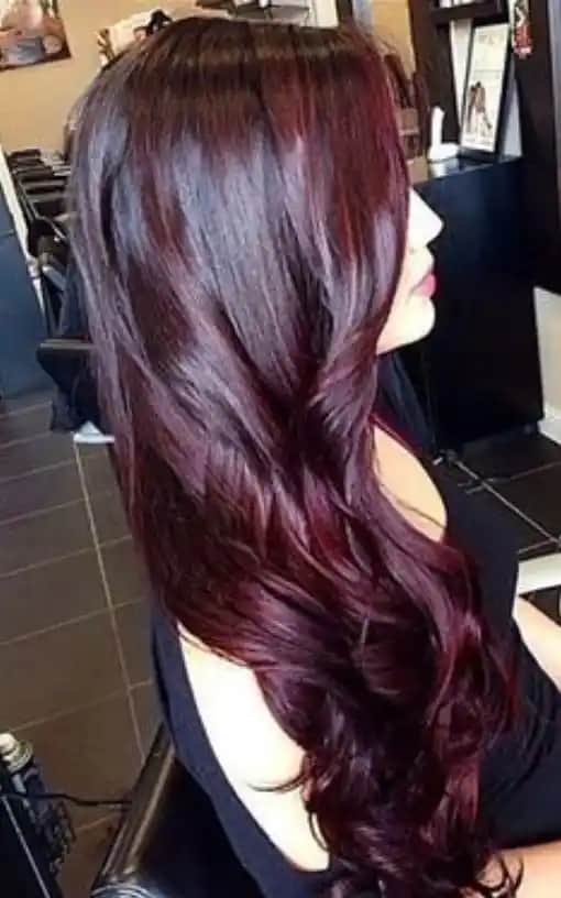 Viyole Saç Rengi: Modern Trendlerin Parlayan ve Cesur Görünüm Yaratıcı Seçeneği