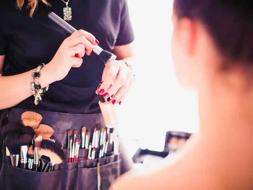 Vücut Makyajı Nasıl Yapılır Profesyonel ve Günlük Kullanım İçin İpuçları