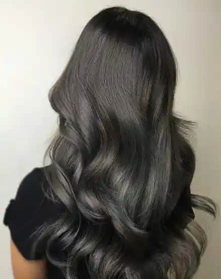 Yüksek Siyah Saç Rengi: Doğal ve Zarif Görünüm İçin En İyi Seçenekler