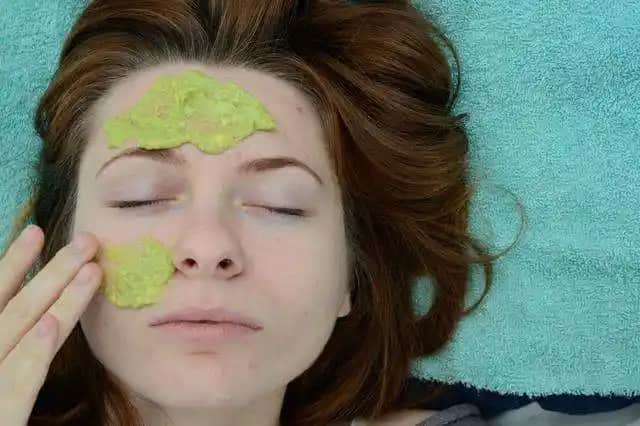 Yüz Nemlendirici Maskeler: Cilt Sağlığını Destekleyen En İyi Seçenekler ve Kullanım İpuçları