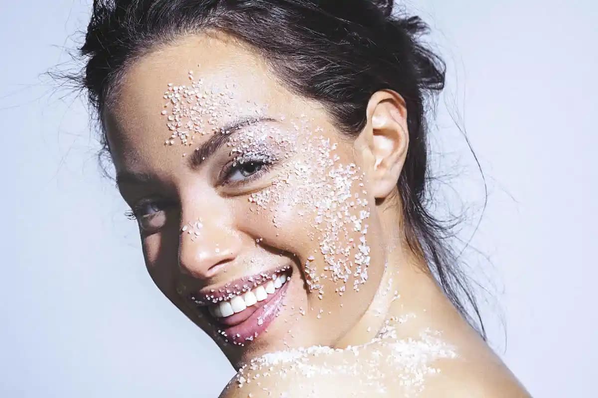 Yüz Peelingi Nedir, Faydaları ve Doğru Uygulama Yöntemleri Hakkında Bilgiler