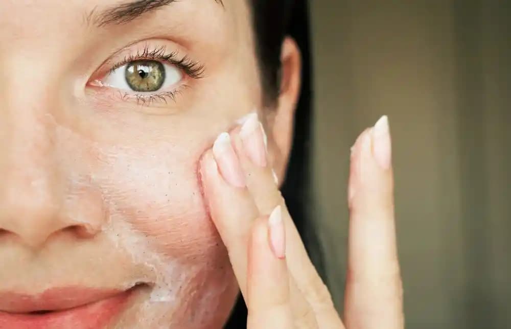 Yüz Yıkama Jeli Nedir ve Cilt Bakımında Nasıl Kullanılır