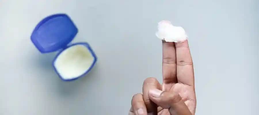 Yüzde Vazelin Kullanımı: Güvenlik, Faydalar ve Doğru Uygulama Yöntemleri