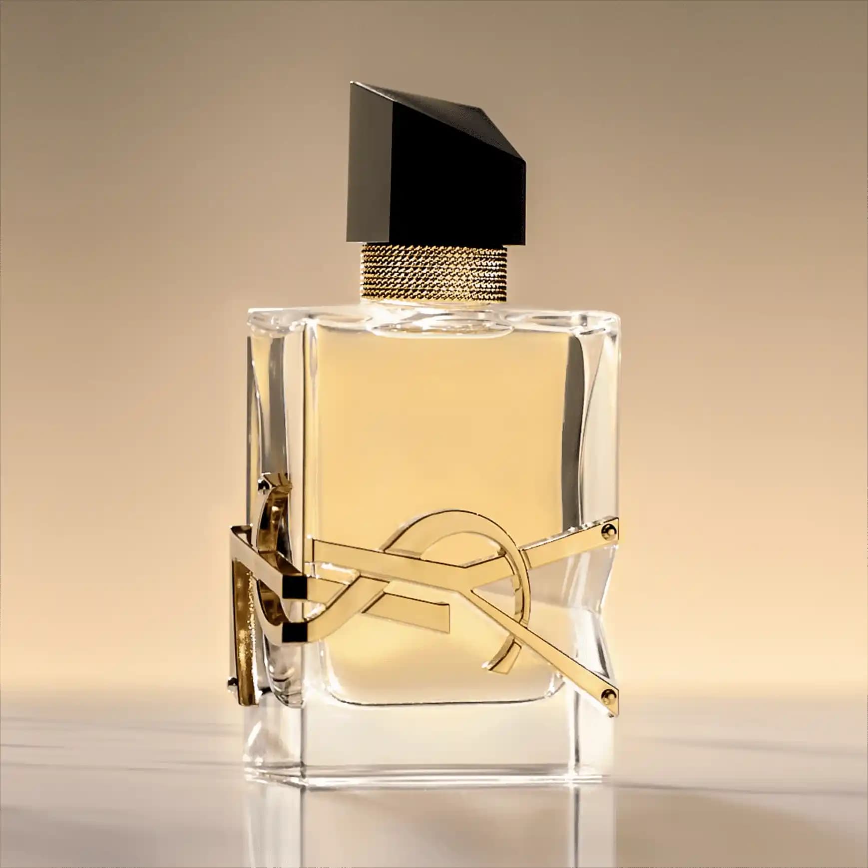 Yves Saint Laurent Parfümleri: Moda ve Kozmetikte Efsanevi Lüks ve Benzersiz Kokular