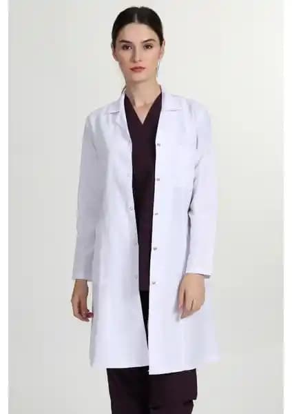 Başak Önlük MRV-1401 ve Safa Forma Kadın Diz Üstü Beyaz Önlük Modelleri Karşılaştırması