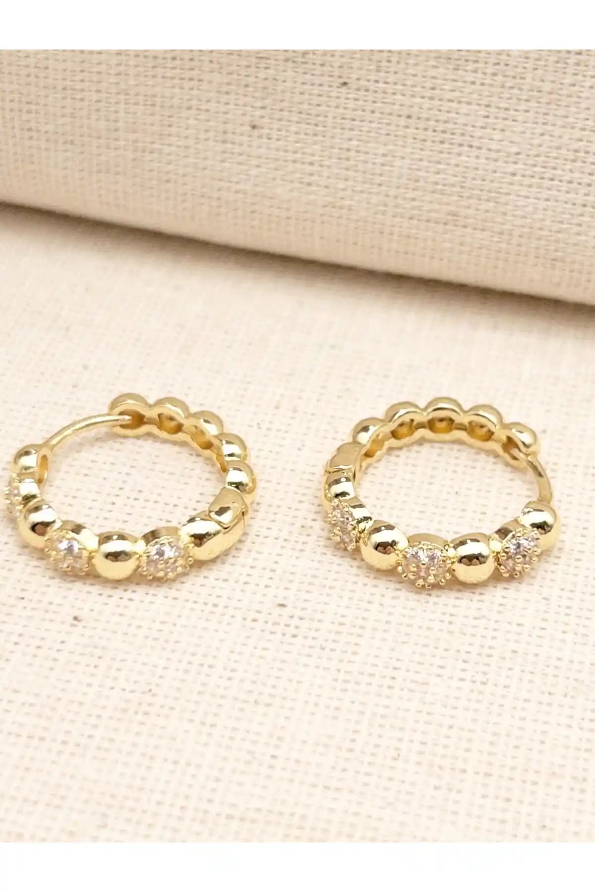 Siya Silver Özel Seri Zirkon Taşlı Dorika Topçuklu Çelik Küpe - Zarif ve Dayanıklı Tasarım