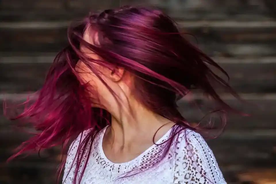 Vişne Çürüğü Saç Rengi: Derinlik ve Çekiciliğin Modern Yansıması