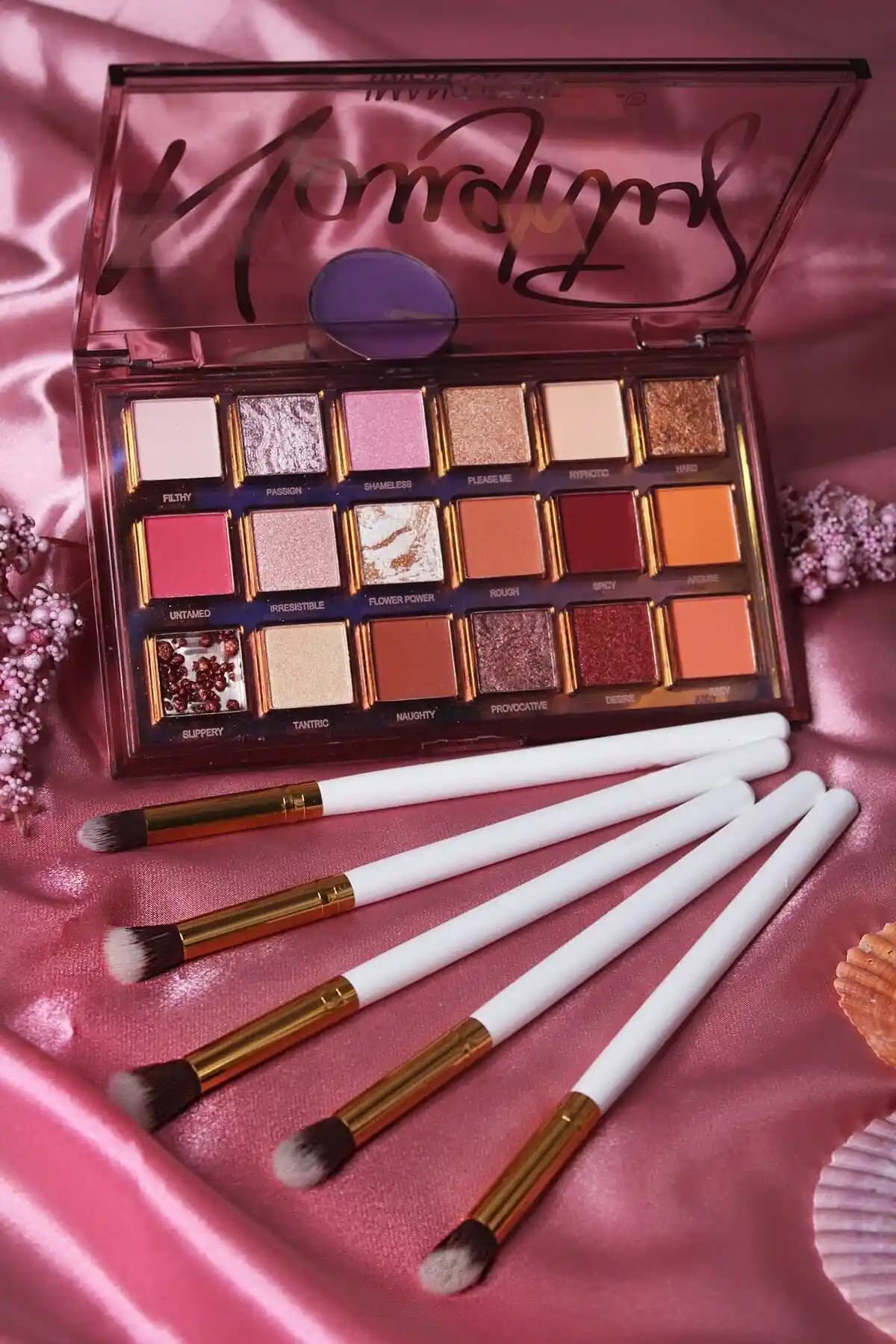 IMAN OF NOBLE ve MUJGAN makyaj setleri karşılaştırması: hangi ürün daha iyi tercih edilir