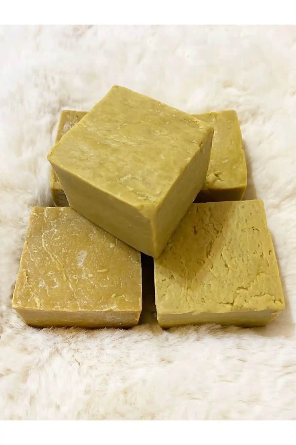 El Yapımı Doğal Defne Sabunu Türkiye'nin Hatay bölgesinden gelen yüksek kaliteli ürün