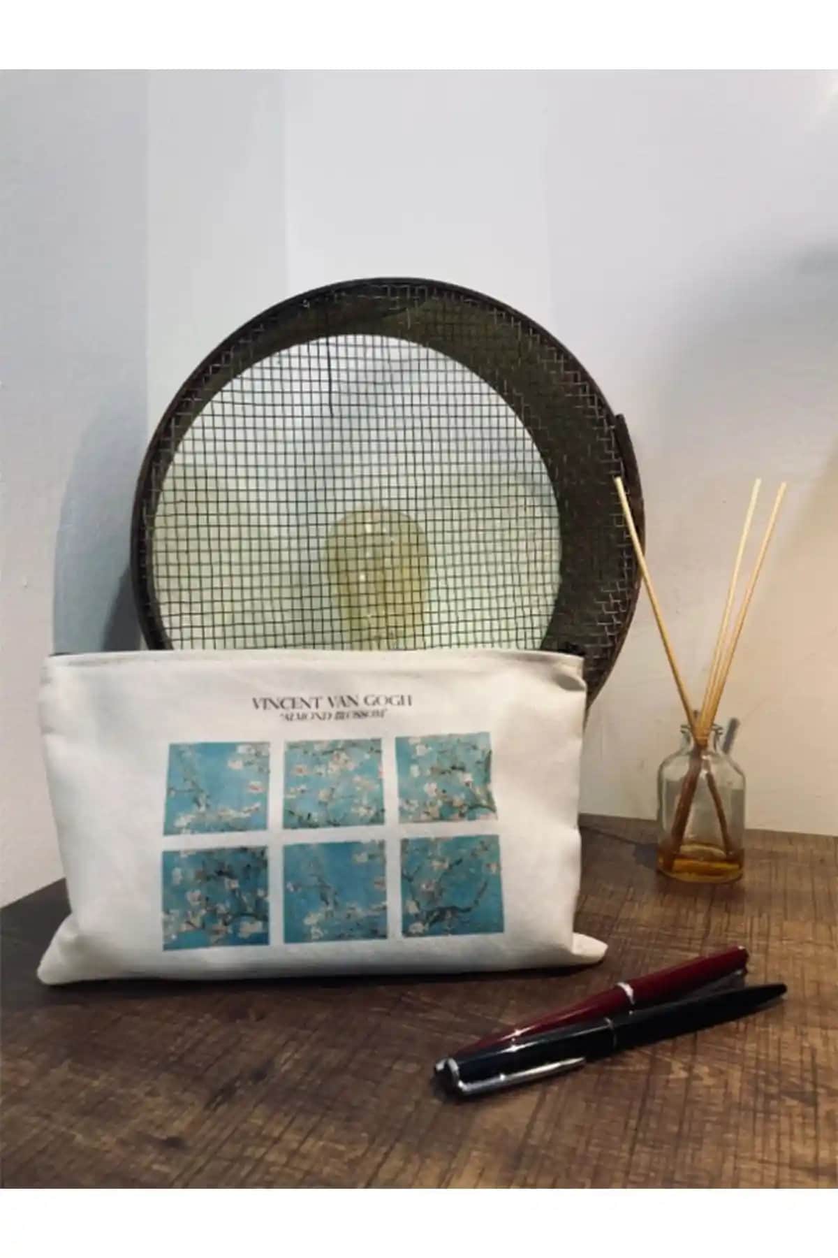 Van Gogh Almond Blossom Temalı Makyaj Çantası: Sanat ve Kullanışlılığın Buluşması