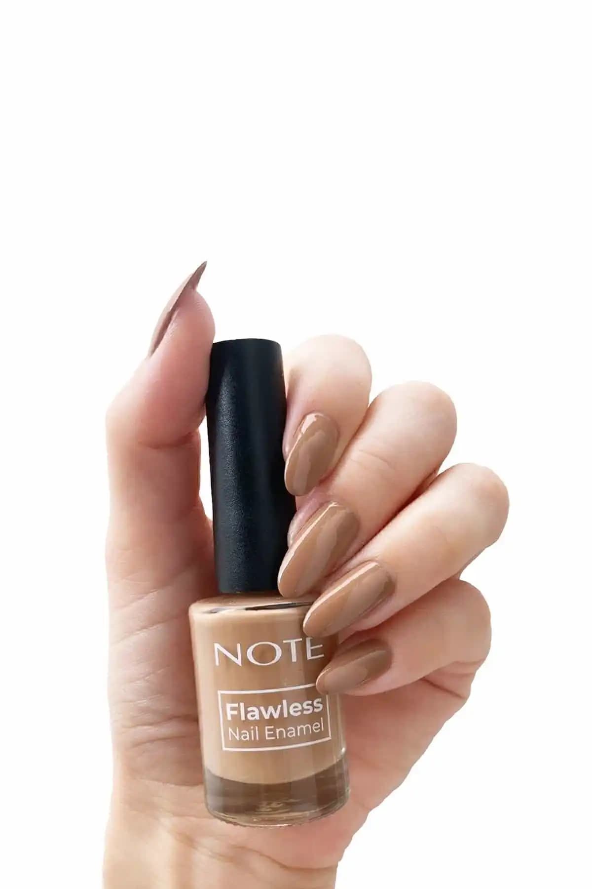 Alix Avien Krem Rengi Oje ile Note Cosmetics Taupe Oje Karşılaştırması 2