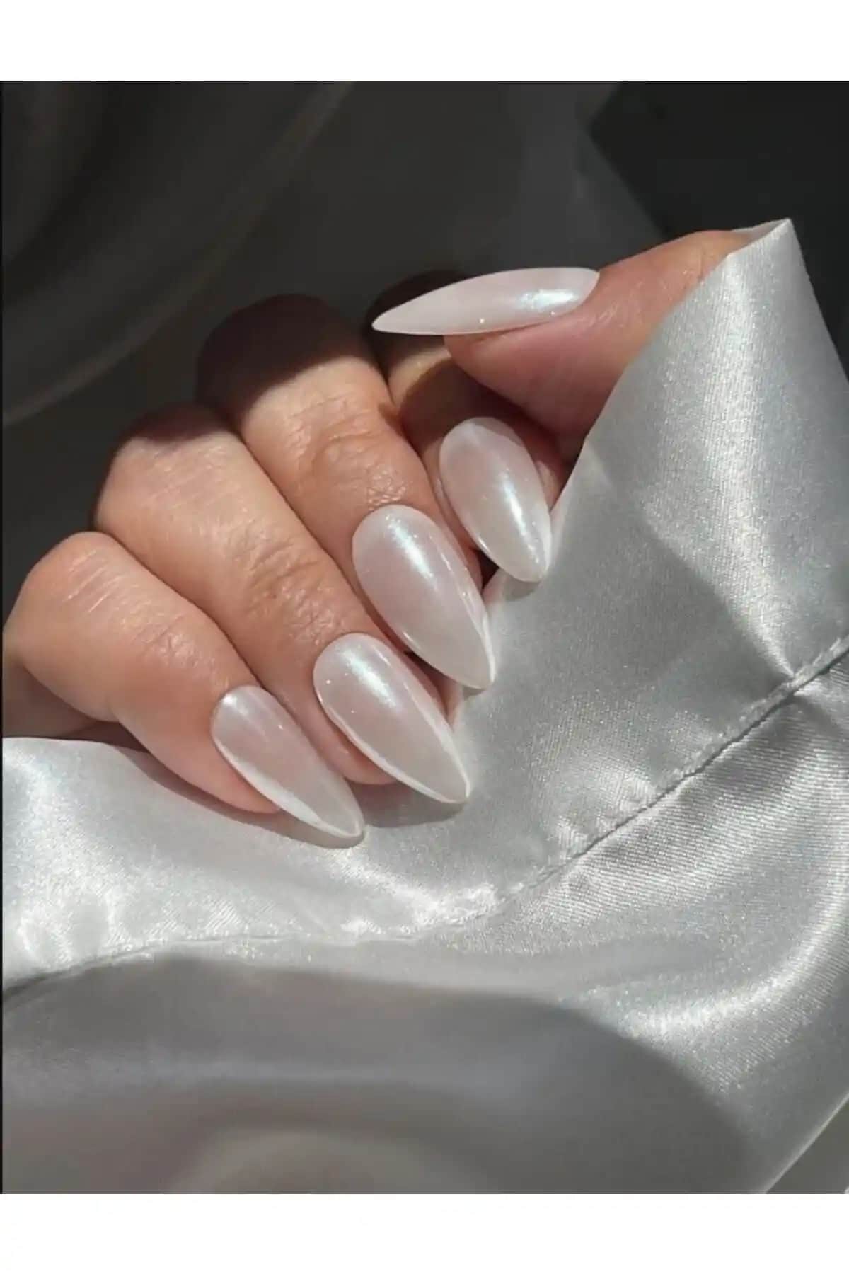 RubaTrend Beyaz Sedef Badem Model Takma Tırnak ve Yapıştırma Seti Şık ve Dayanıklı Tasarım