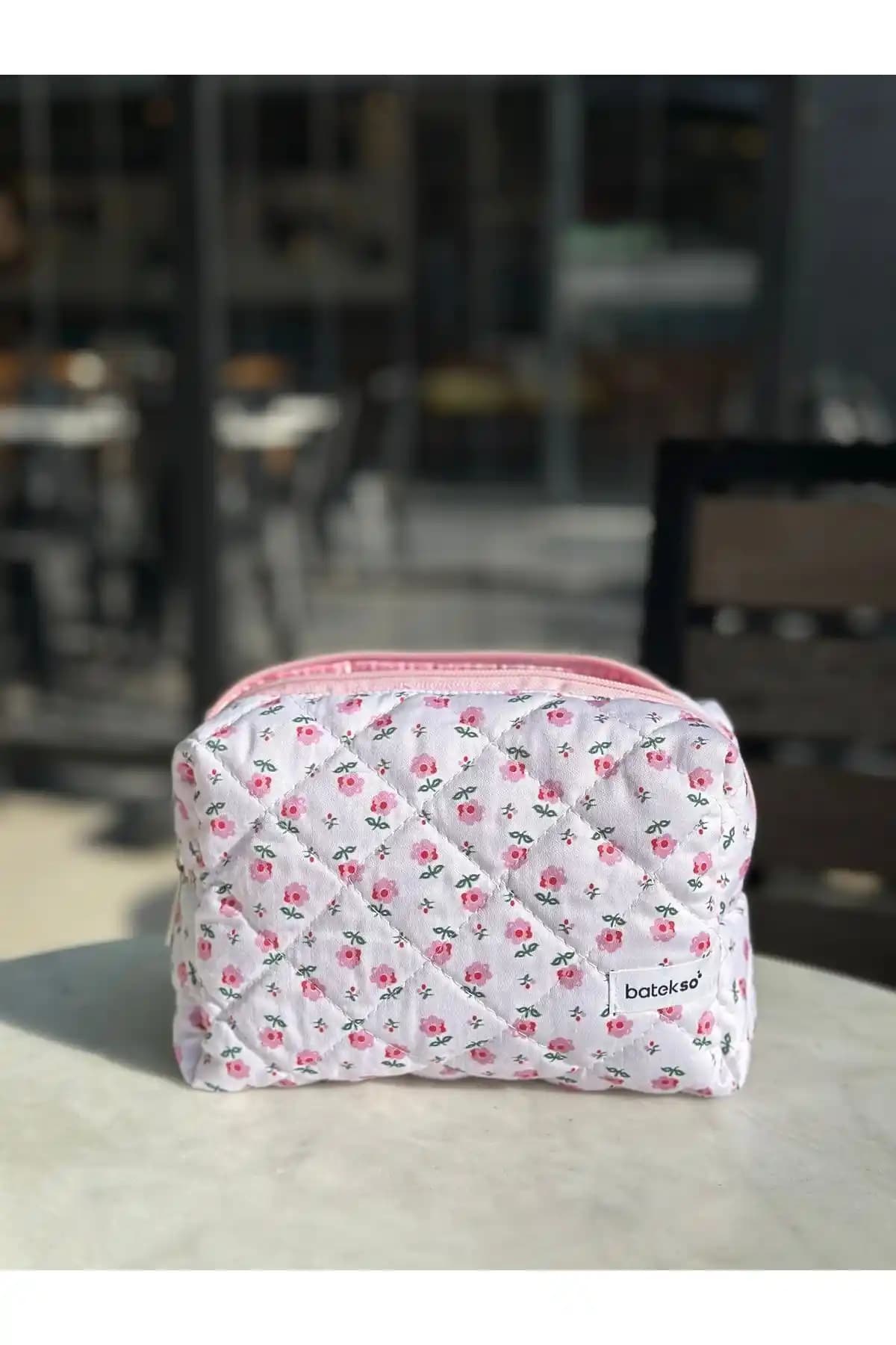 Batekso Minik Pembe Çiçek Desenli Makyaj Çantası: Şık ve Kullanışlı Tasarım