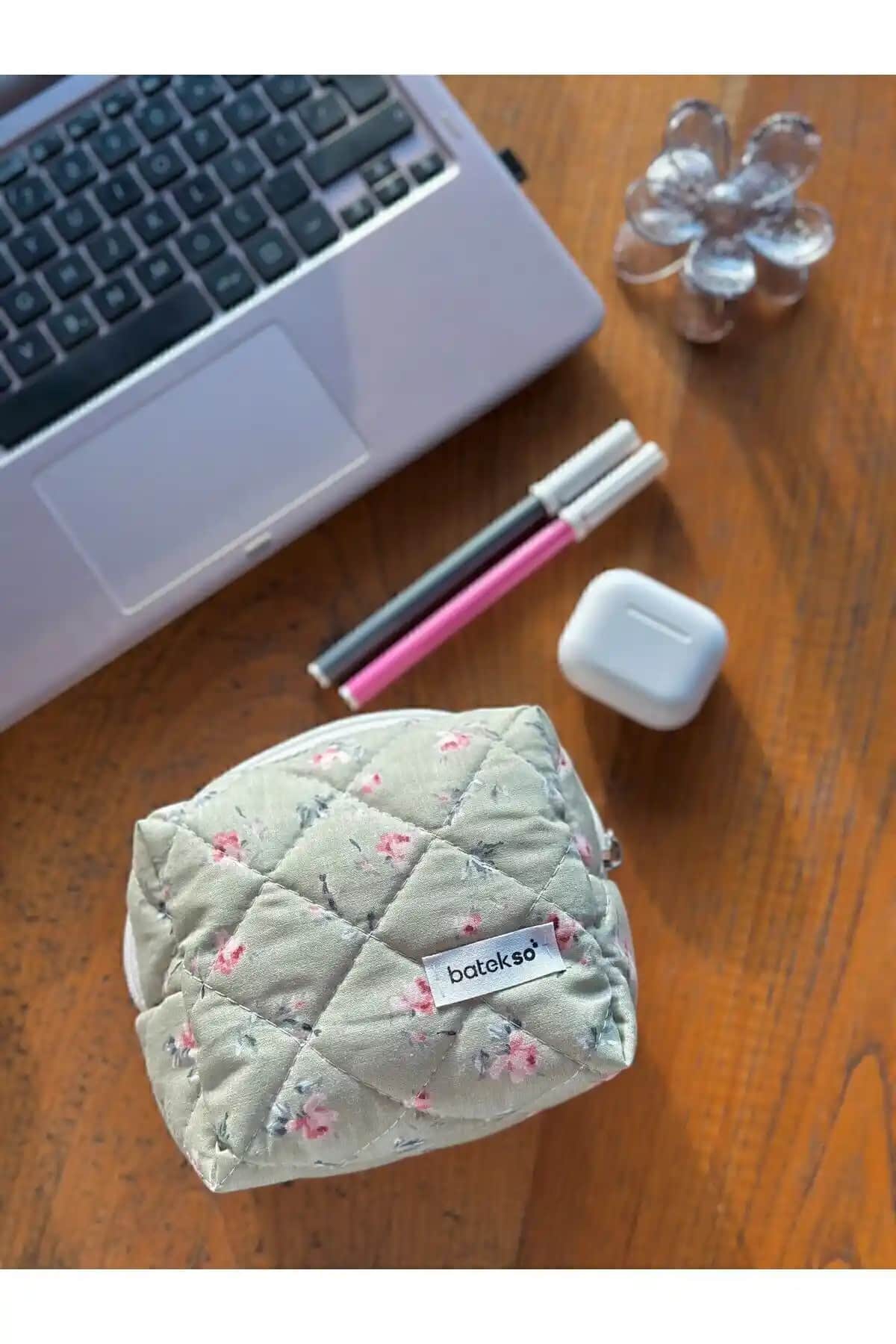 Batekso Yeşil Gül Desenli Küçük Makyaj Çantası - Şık ve Fonksiyonel Tasarım