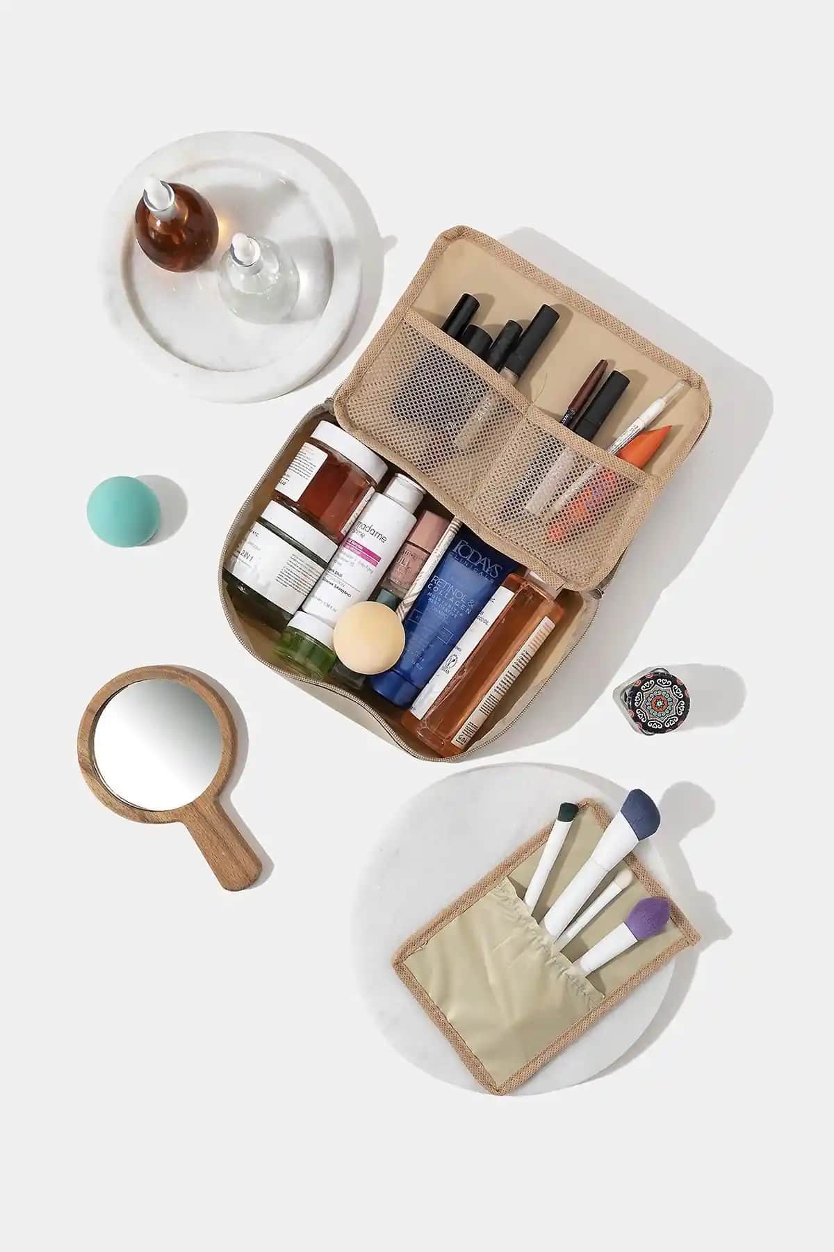 Pharma Acqua Krem Çok Fonksiyonlu 4 Bölmeli Makyaj ve Bakım Çantası Özellikleri ve Kullanım Rehberi