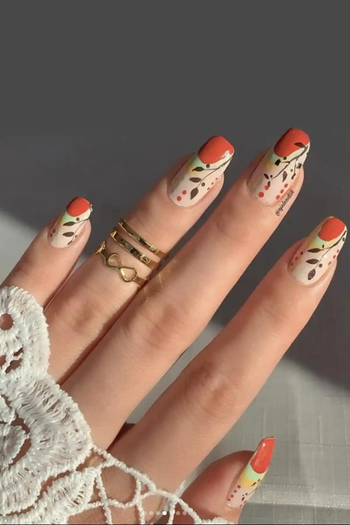 Flash Tattoos Tırnak Dövmesi Karşılaştırması: Dal ve Smiley Tasarımların Özellikleri