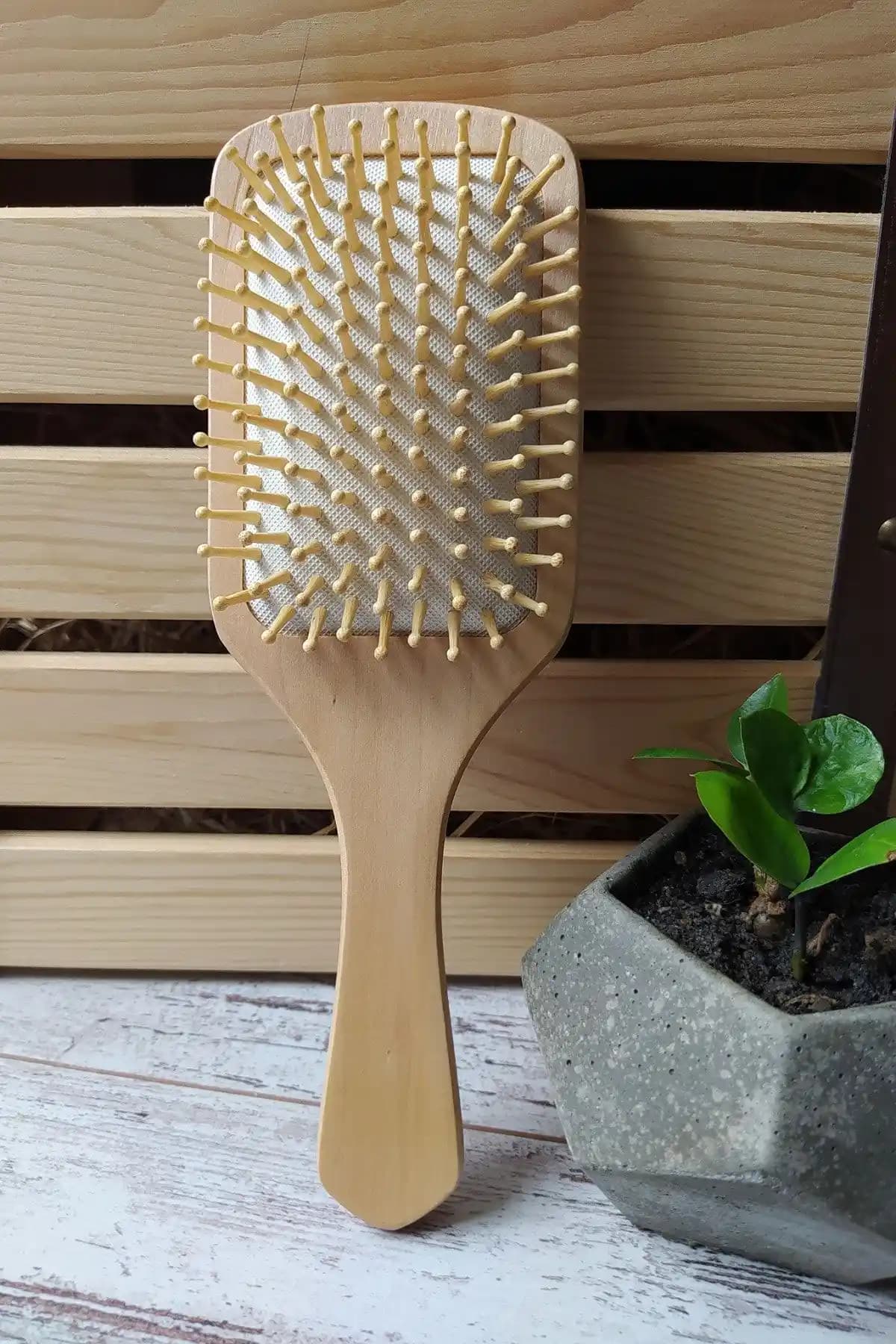 Lionesse Tahta Saç Fırçası: Doğal Malzeme ve Sağlıklı Saç Bakımı İçin Uygun Bir Seçenek