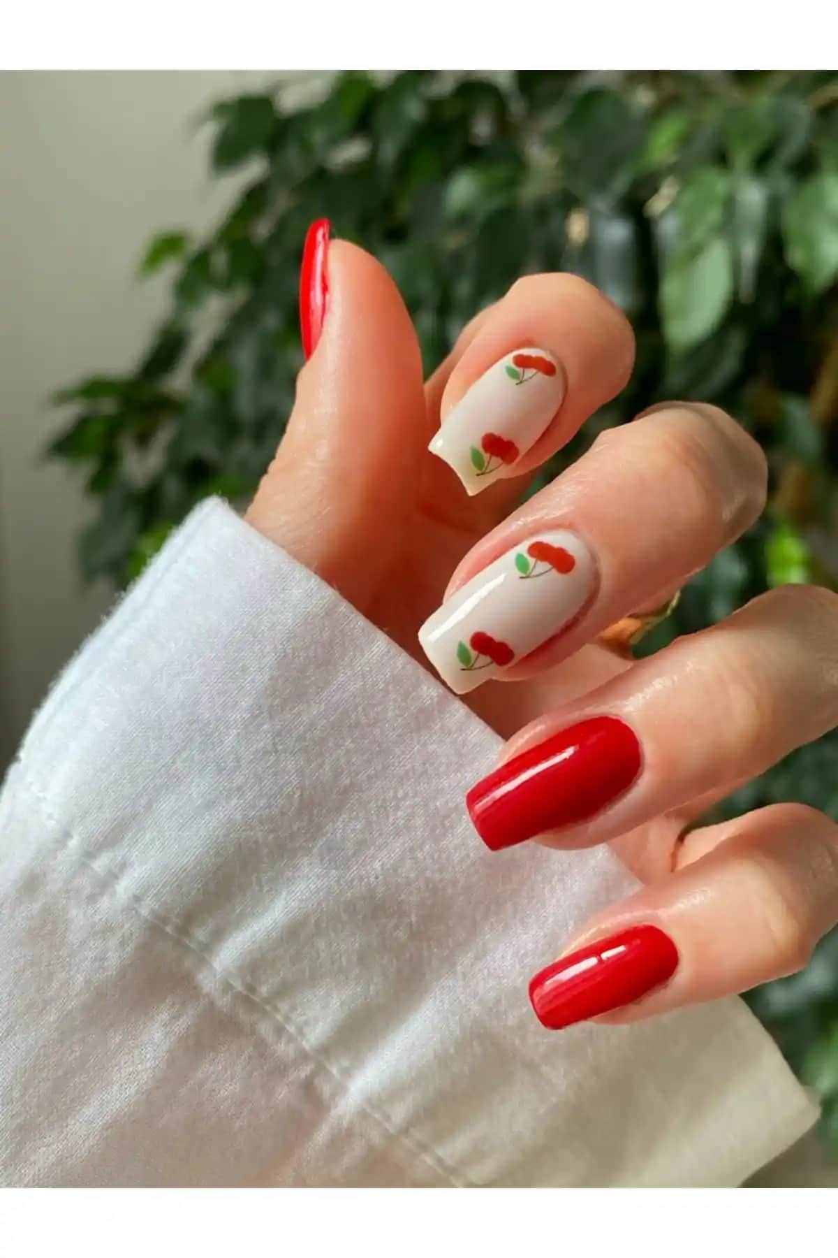 Artikel Kiraz Tırnak Dövmesi ve Nail Art Stickerları: Estetik ve Kullanım Kolaylığı Sağlayan Yenilikler