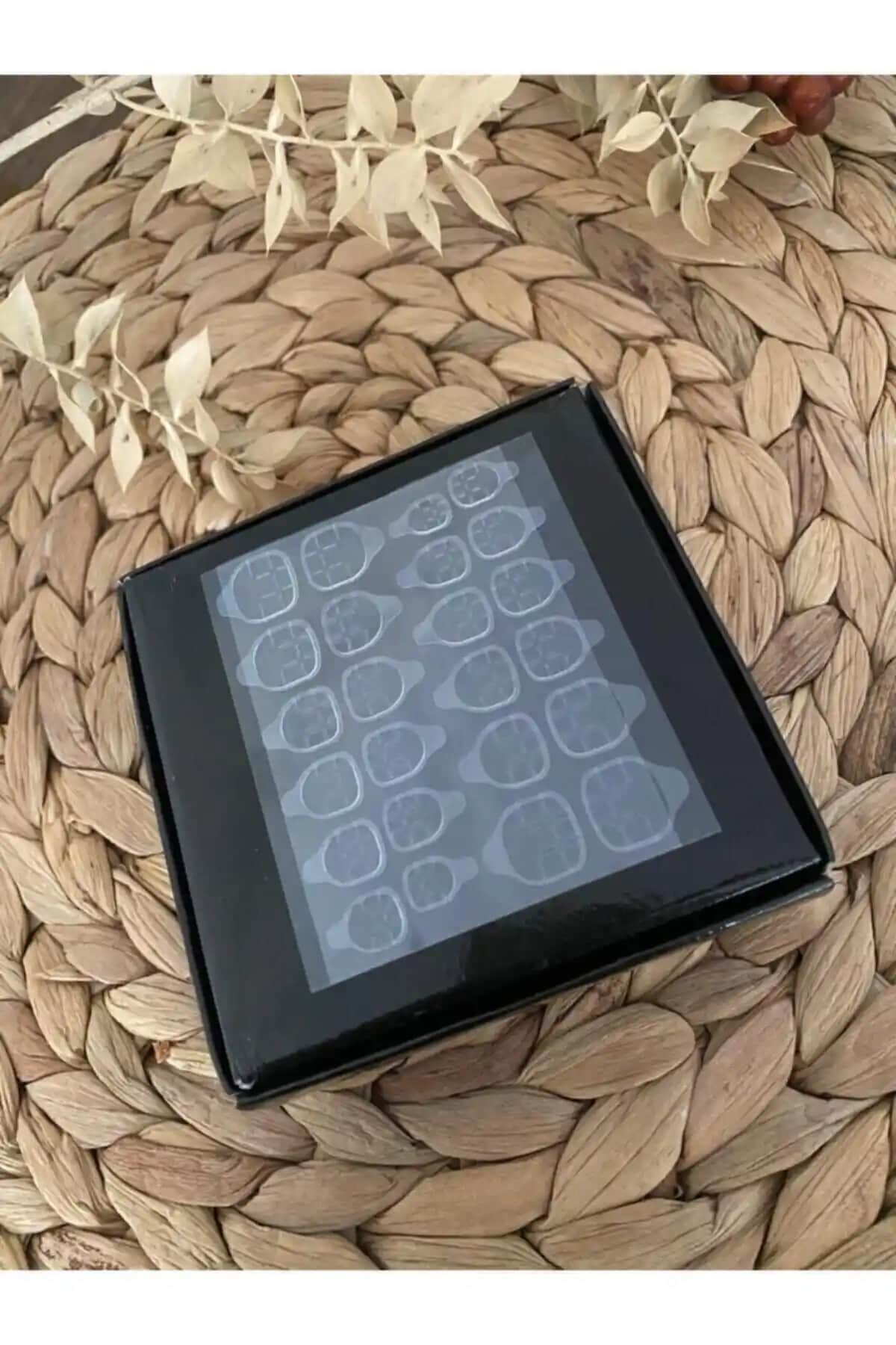 SyBelle Kozmetik 48 Adet Tak Çıkar Tırnak Yapıştırıcı Seti Güçlü ve Pratik Kullanım İçin