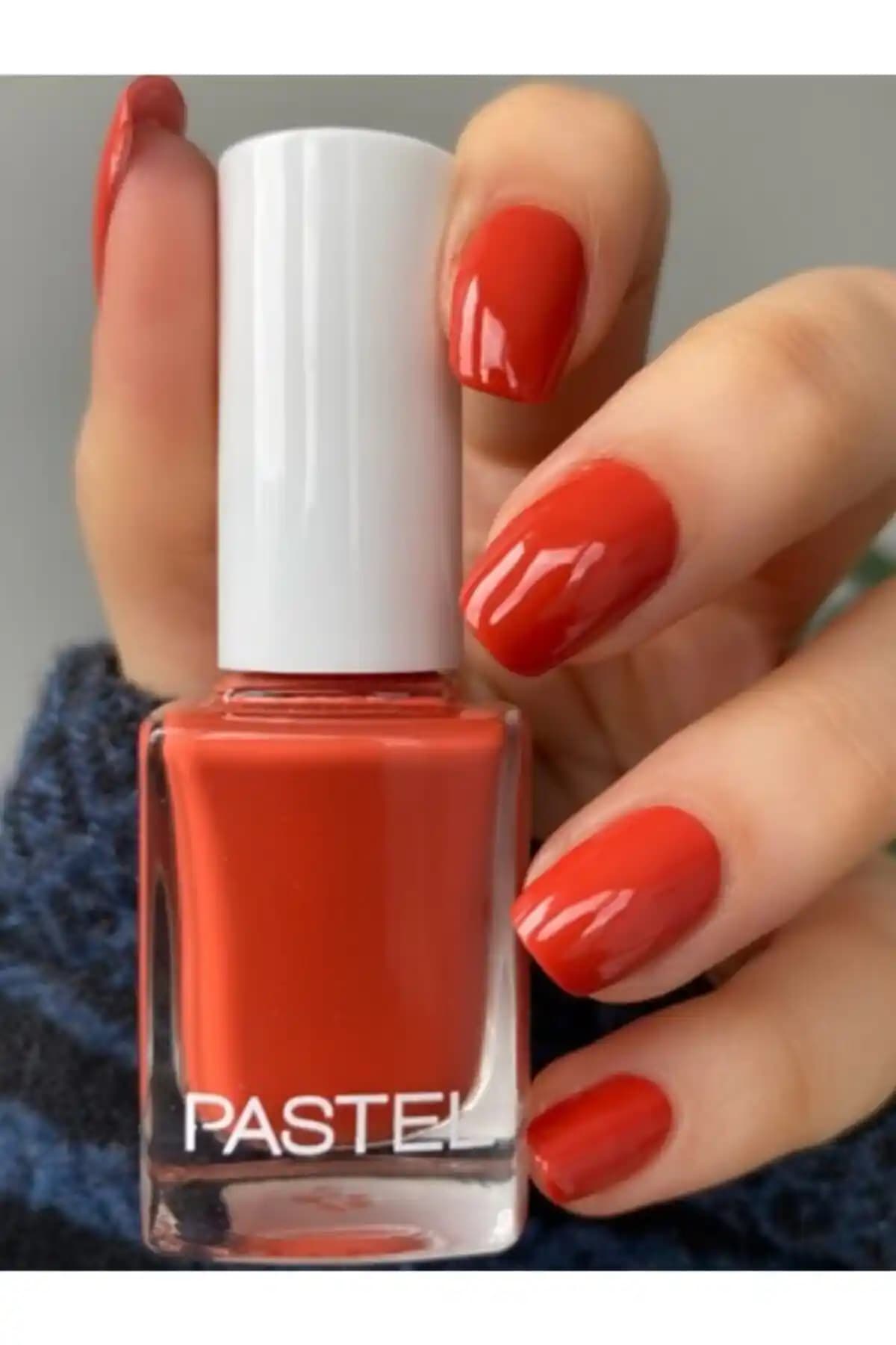 Pastel Oje 294: Canlı ve Dayanıklı Lacivert Renkli Makyaj Detayı