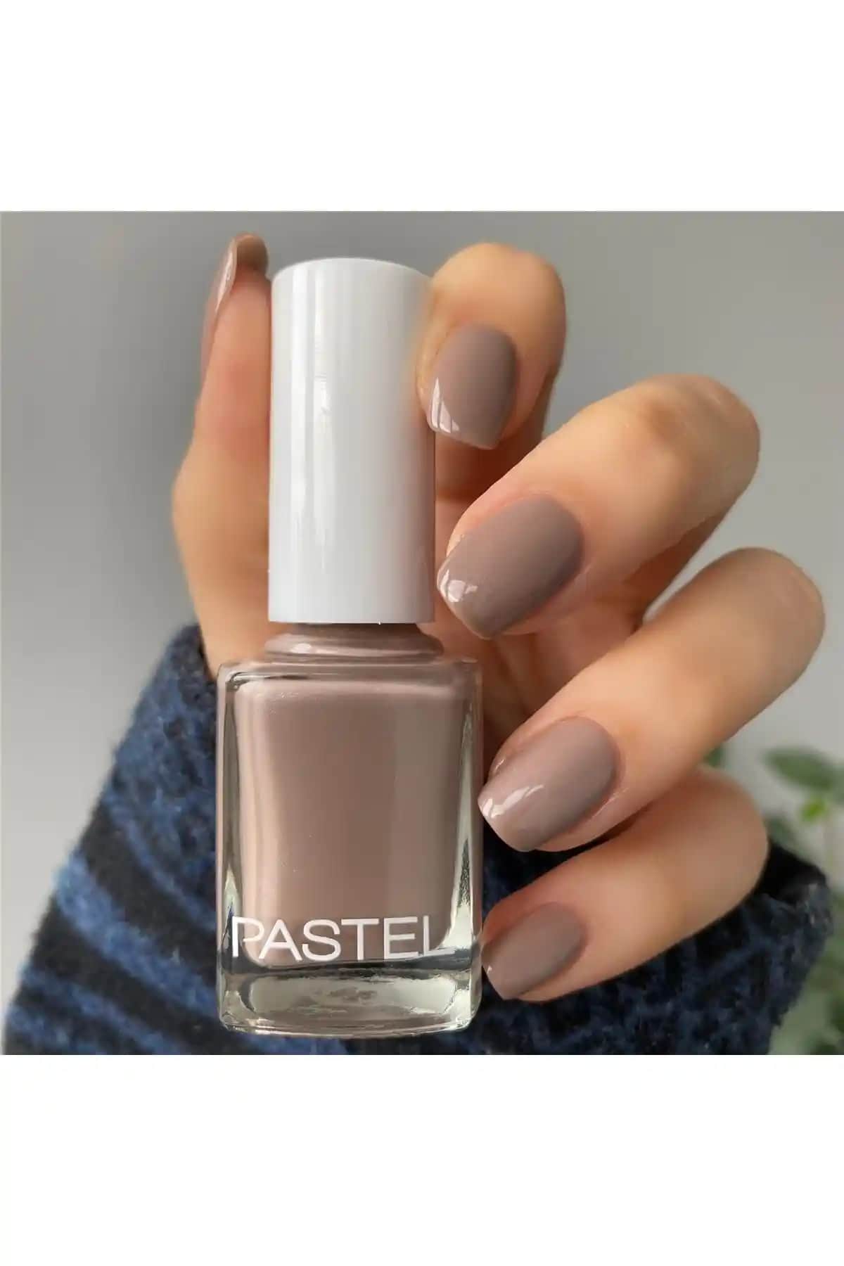 Pastel Oje 43 Siyah Parlak ve Kalıcı Tırnak Cilası Şık ve Doğal Görünüm İçin