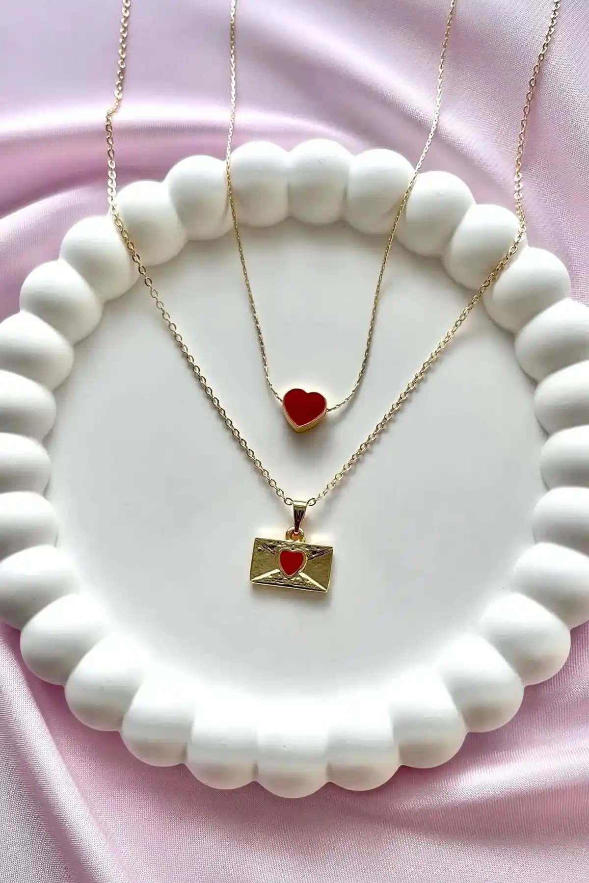 Alexis Carrel 2'li Altın Kalpli Mektup Charm Kolye Seti Şıklık ve Zarafetin Modern Yansıması