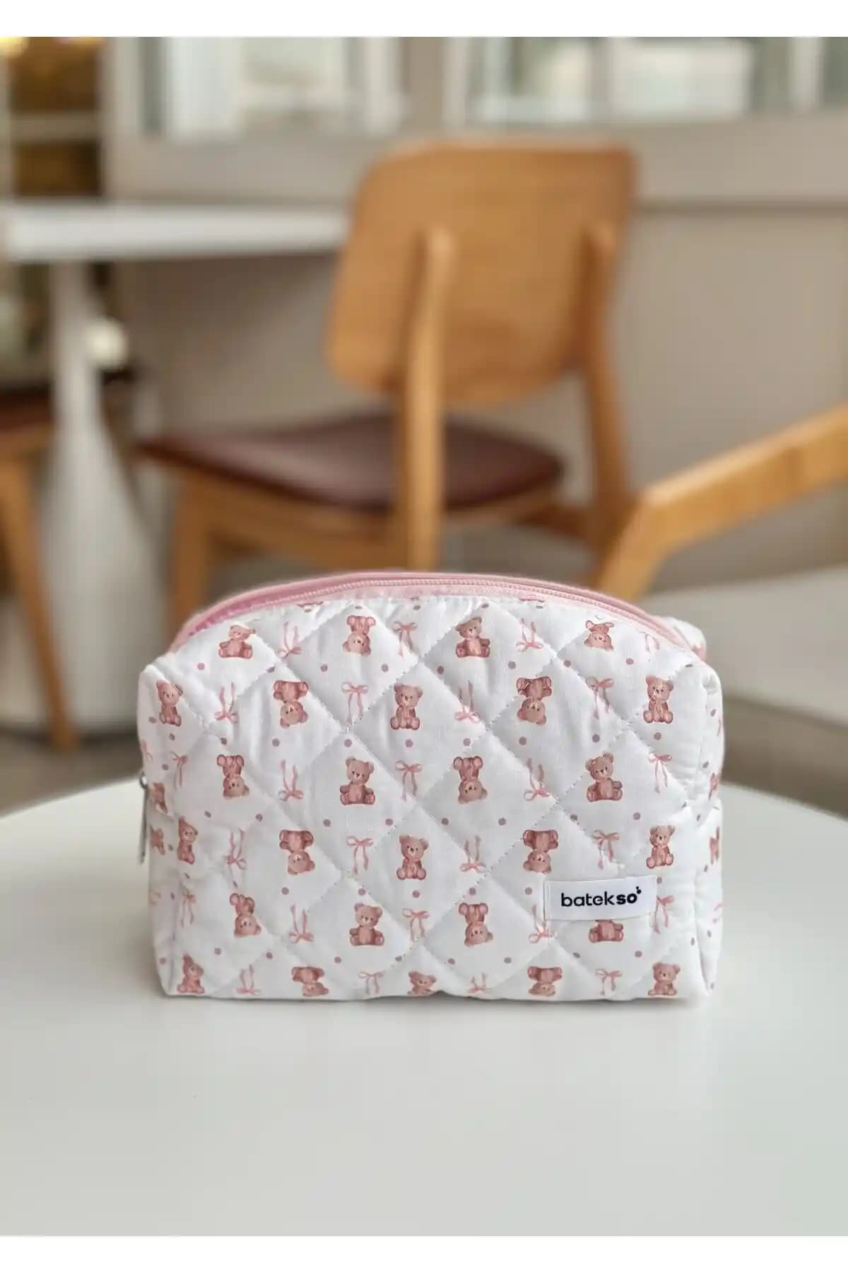 Batekso Pembe Ayıcık Desenli Büyük Makyaj Çantası: Şıklık ve İşlevselliğin Birleşimi