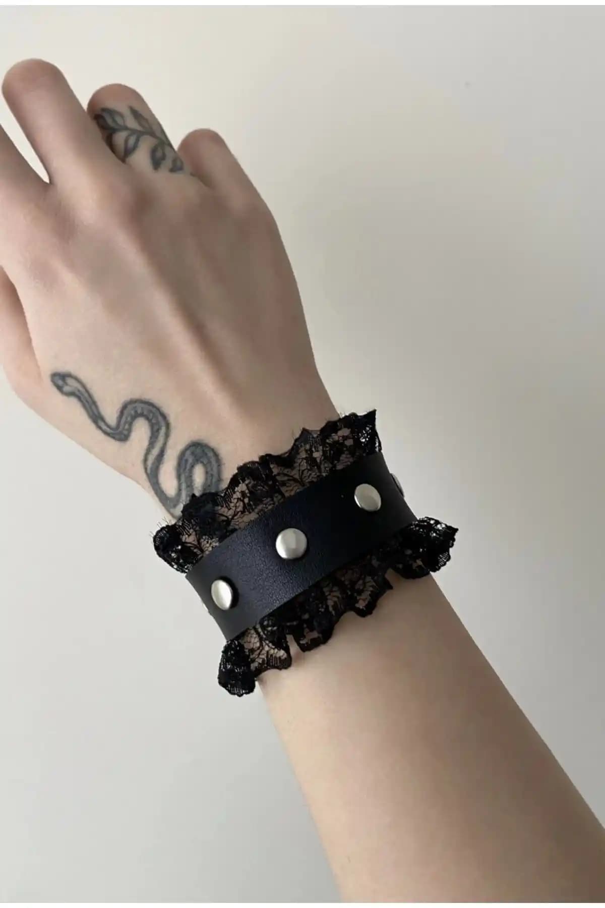 DarkellaStore Gotik Güpürlü Zımbalı Suni Deri Bileklik Detayları ve Kullanım İpuçları