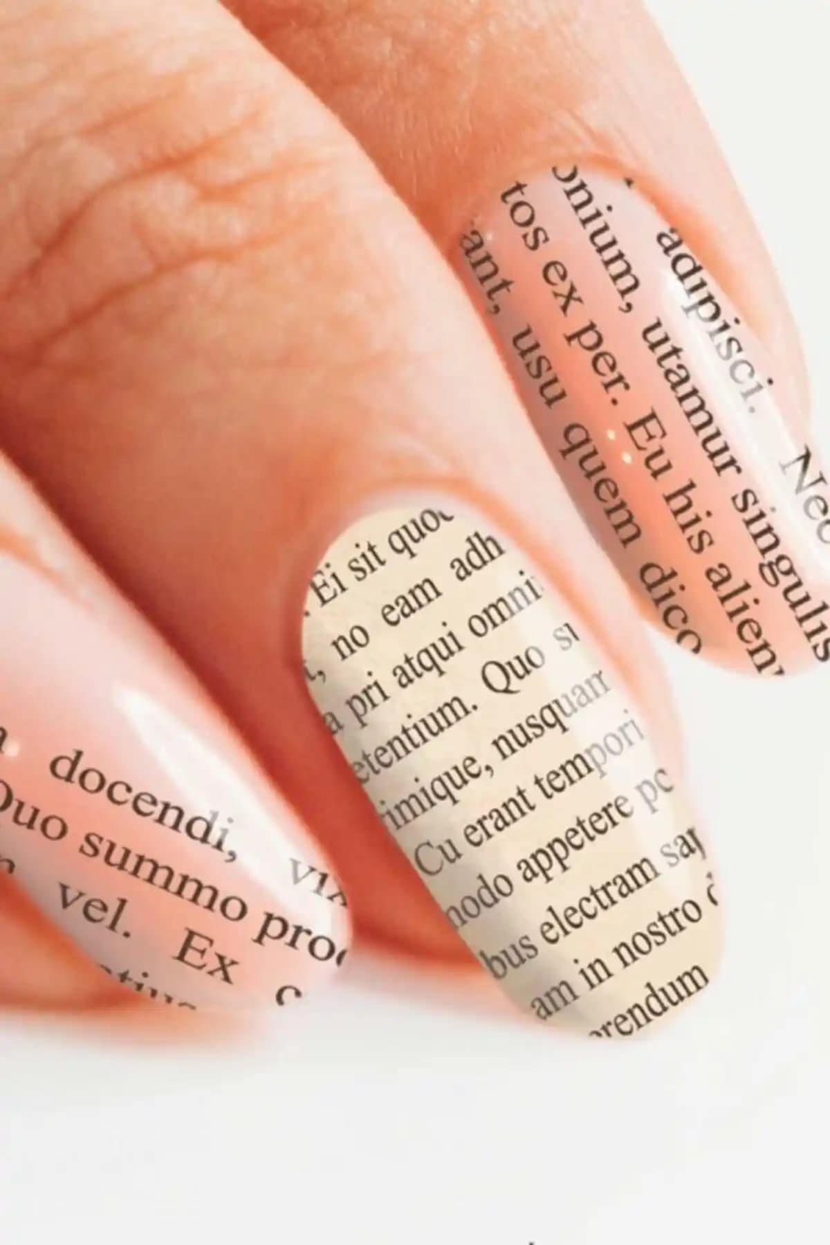 Gazete Yazıları Temalı Siyah Tırnak Dövmesi Modern ve Şık Bir Aksesuar