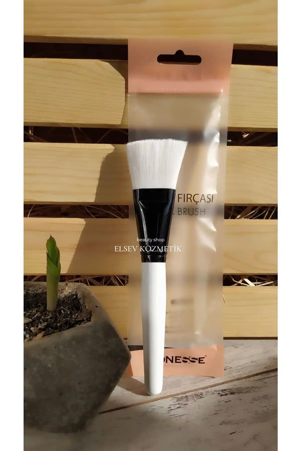 Lionesse Maske Fırçası No.44: Hassas ve Etkili Yüz Bakımı İçin Ergonomik Araç