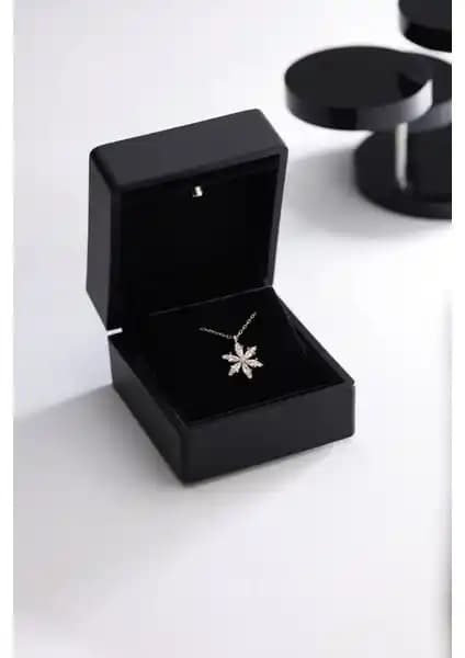 Nereze 925 Ayar Gümüş Beyaz Taşlı Lotus ve Kamelya Çiçekli Kolye - Zarif ve Çok Yönlü Takı