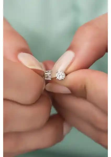 Nereze Marka Gümüş Tektaş ve Zirkon Taşlı Küpe Modelleri ve Özellikleri