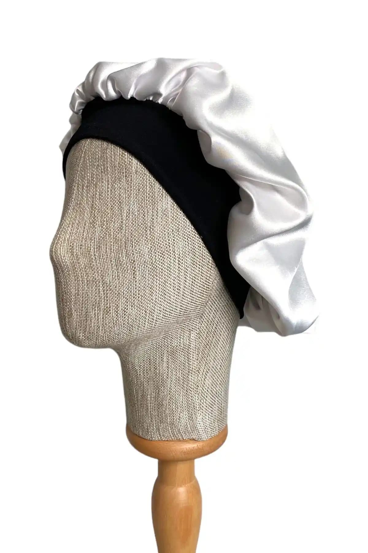 Pistore Kıvırcık Saçlar İçin Beyaz Ekru Saten Bone Şıklık ve Konfor Sunar