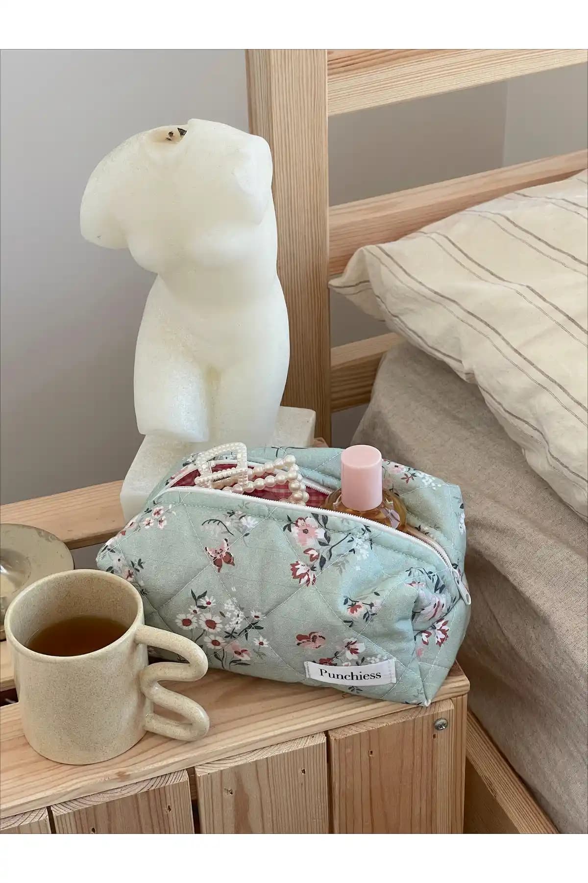 Punchiess Nil Yeşili Çiçekli Makyaj Çantası: El İşçiliği ve Şıklığın Buluşması