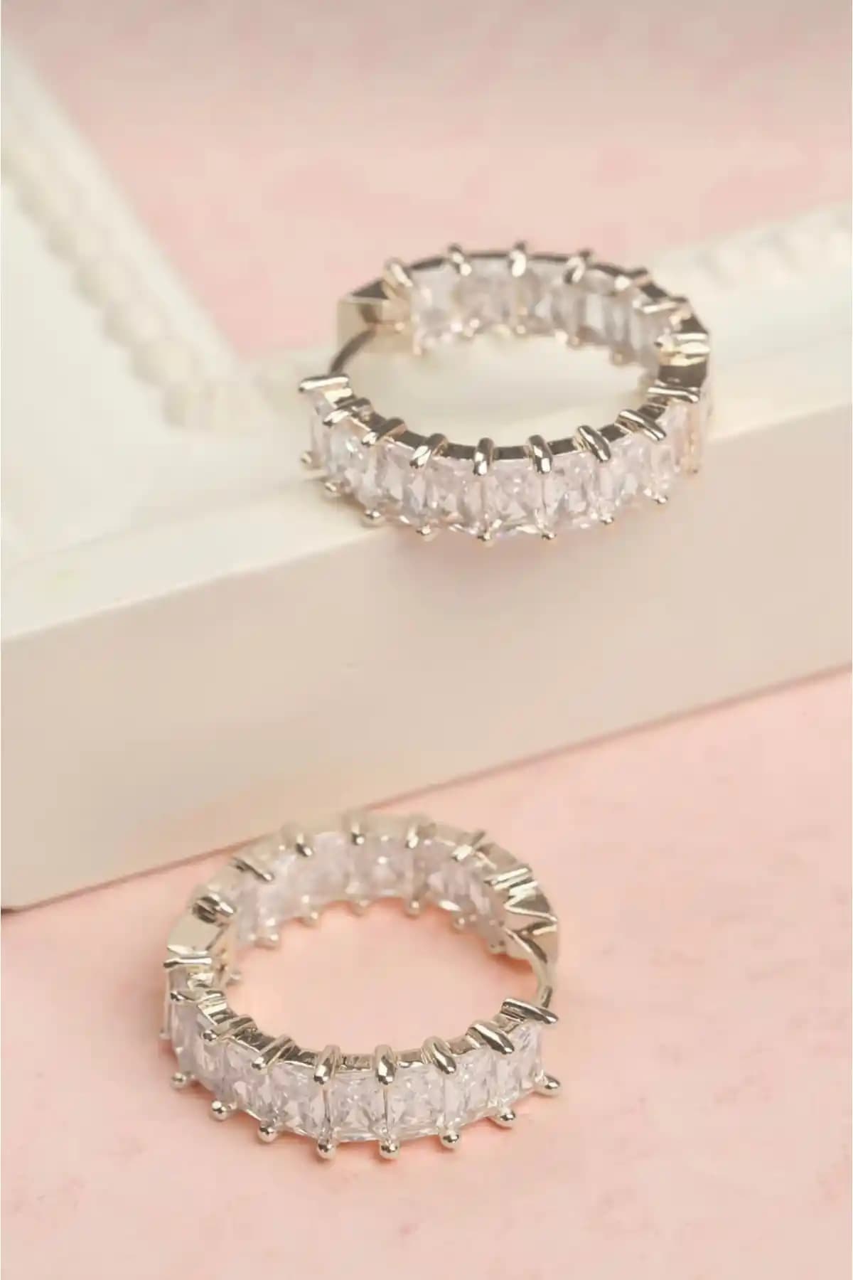 Richard Jewell Kadın Çelik Renk Atmaz Garantili Zircon Taşlı Küpe Özellikleri ve Kullanım Avantajları